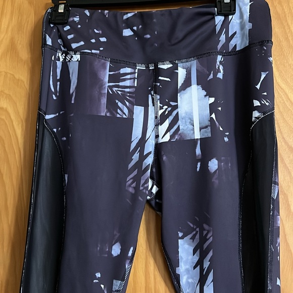 Athletic Leggings size medium  black and gray color - Picture 2 of 4